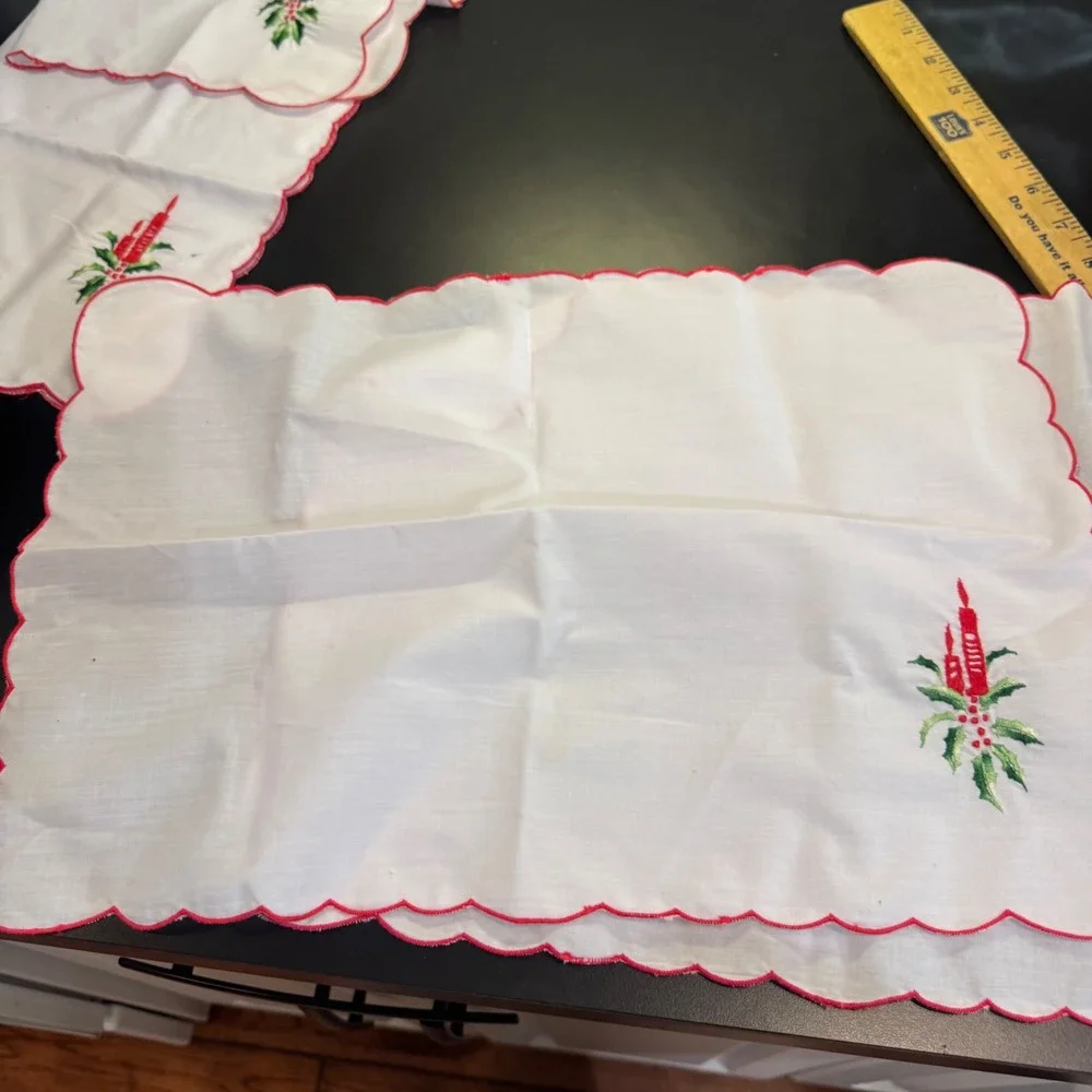 Vintage Christmas Placemats Set 4 White Red Scalloped Embroidered Candle Holly